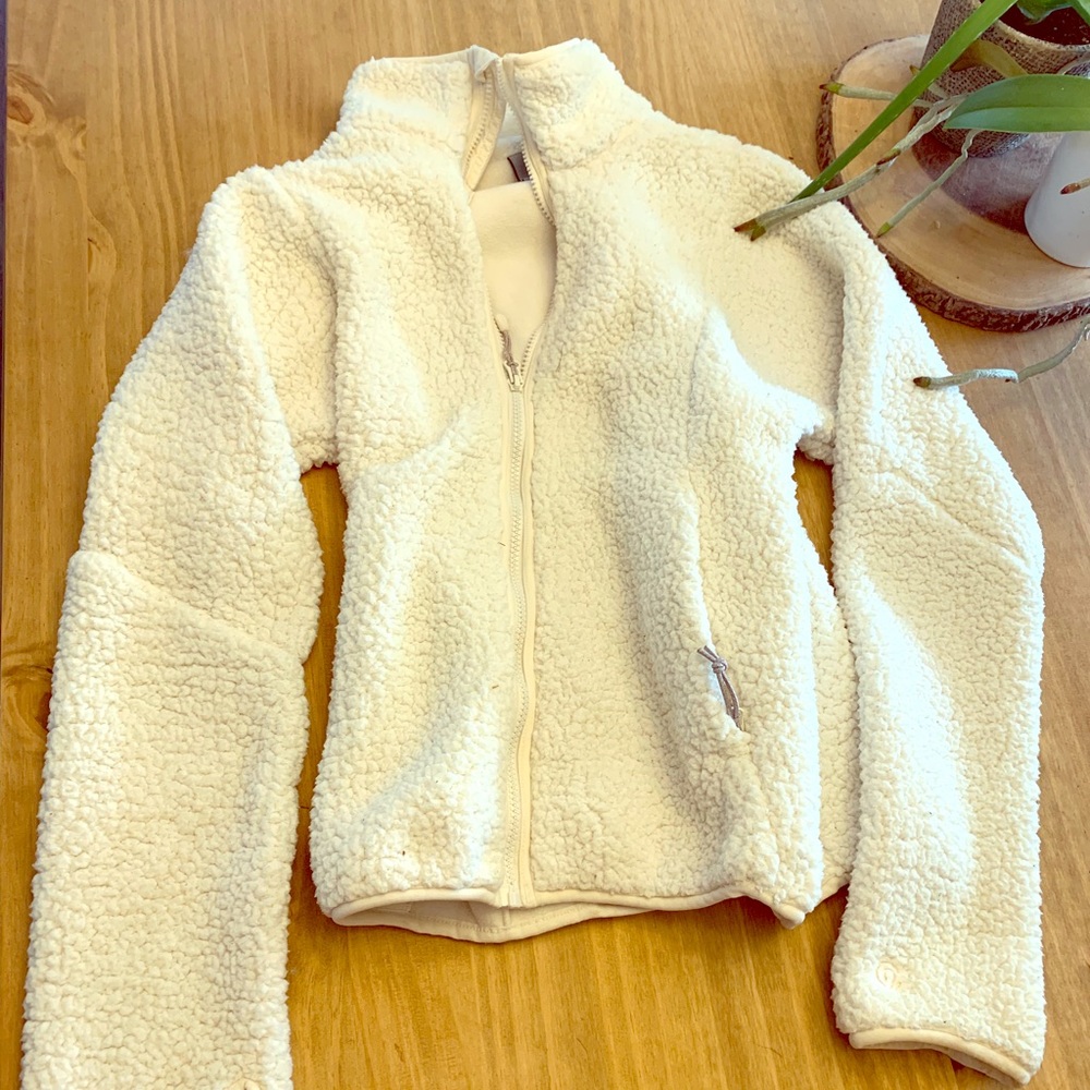 ✨fuzzy white sweatshirt✨